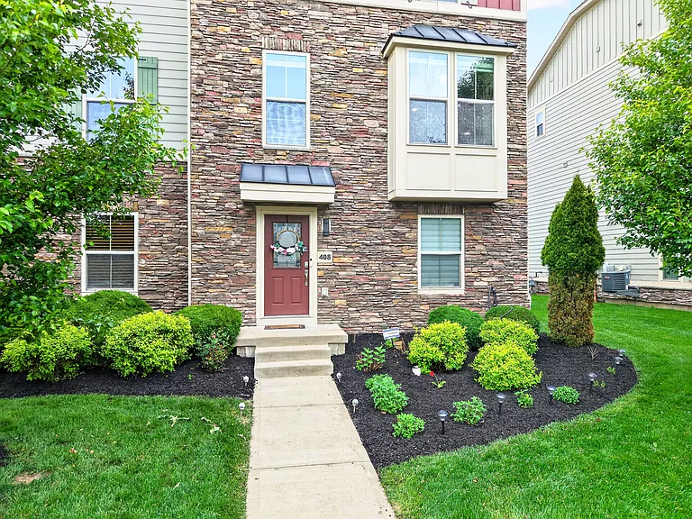 408 Fairmont Dr — Photo 2