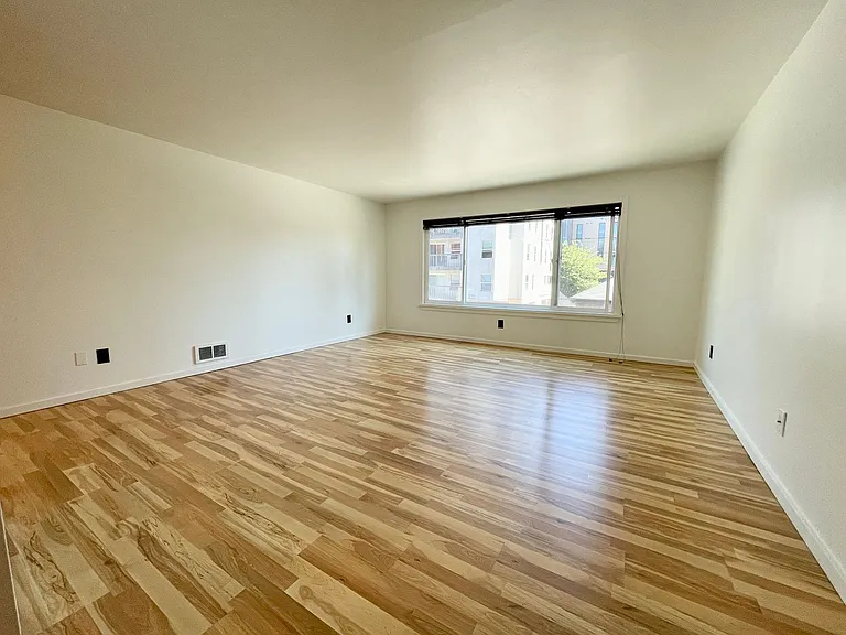 Escolier Apartments — Photo 26