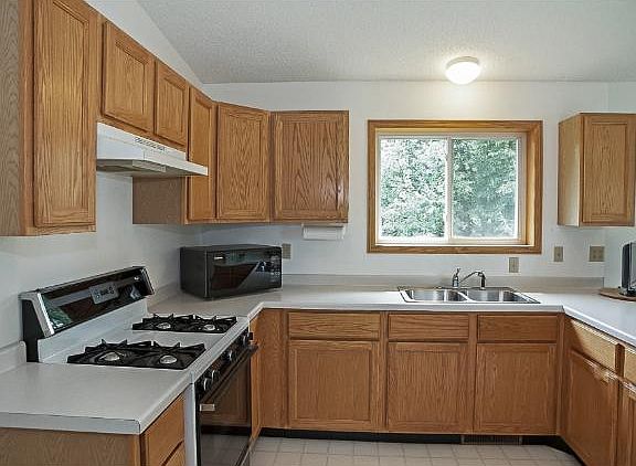 3rd image of 18527 Edgewood Ct
