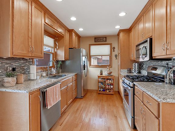 3rd image of 618 Edgebrook Dr