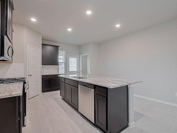 4th image of 461 Long Branch Dr