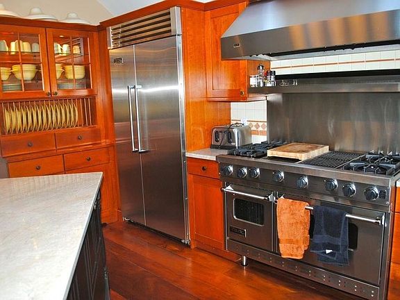3rd image of 250 Rockwood Ln
