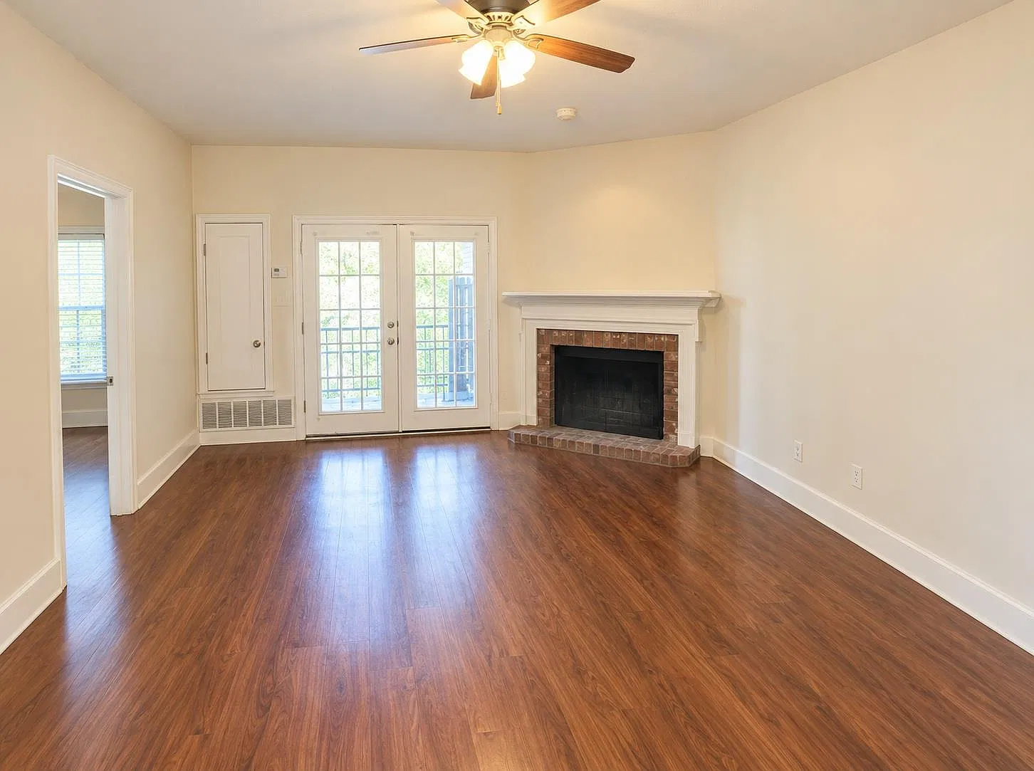 2 bed, 1.5 bath, 816 sqft, $1,395 — Photo 2