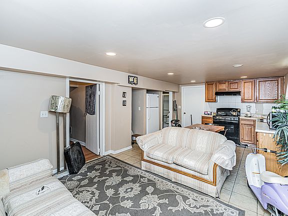 3rd image of 6535 N Artesian Ave