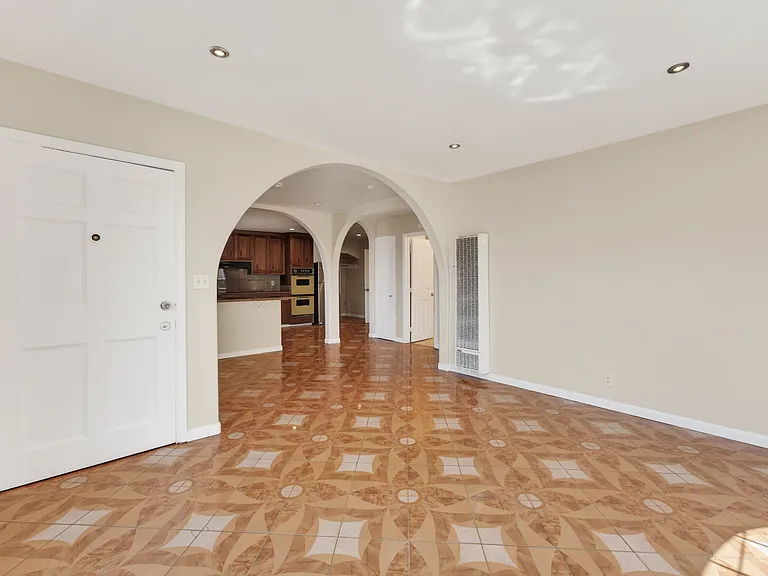 25468 Belmont Ave — Photo 7