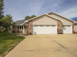 718 Eagle Ridge Rd, Cedar Falls, IA 50613