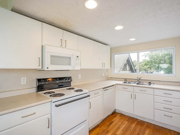 299 E 15th Ave — Photo 31