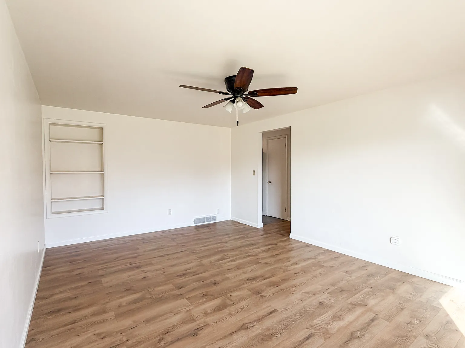 4 bed, 2412 sqft, $2,900 — Photo 3