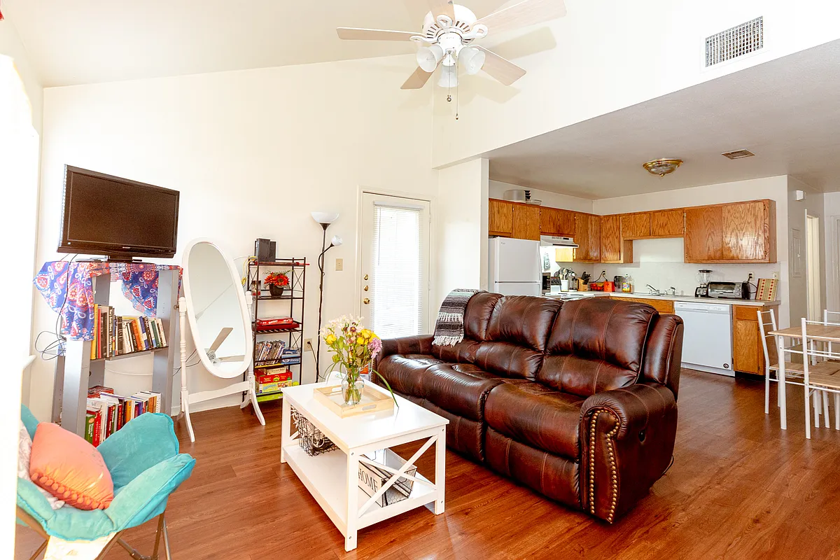 Building Photo - 712 Peques St #1104