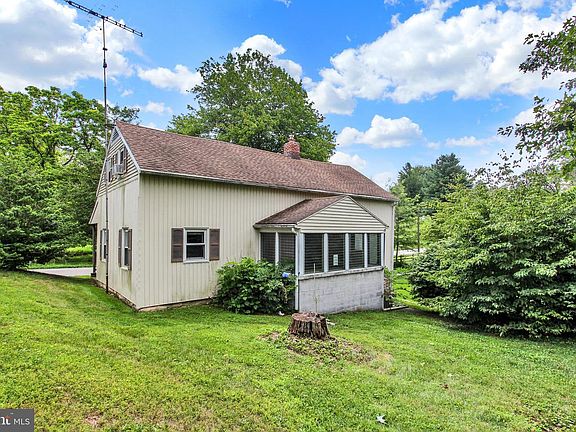 4th image of 886 Menges Mills Rd