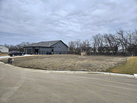 2nd image of 2512 Emerald Ct Lot 25