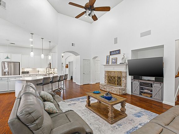 4th image of 1611 Country Brook Ln