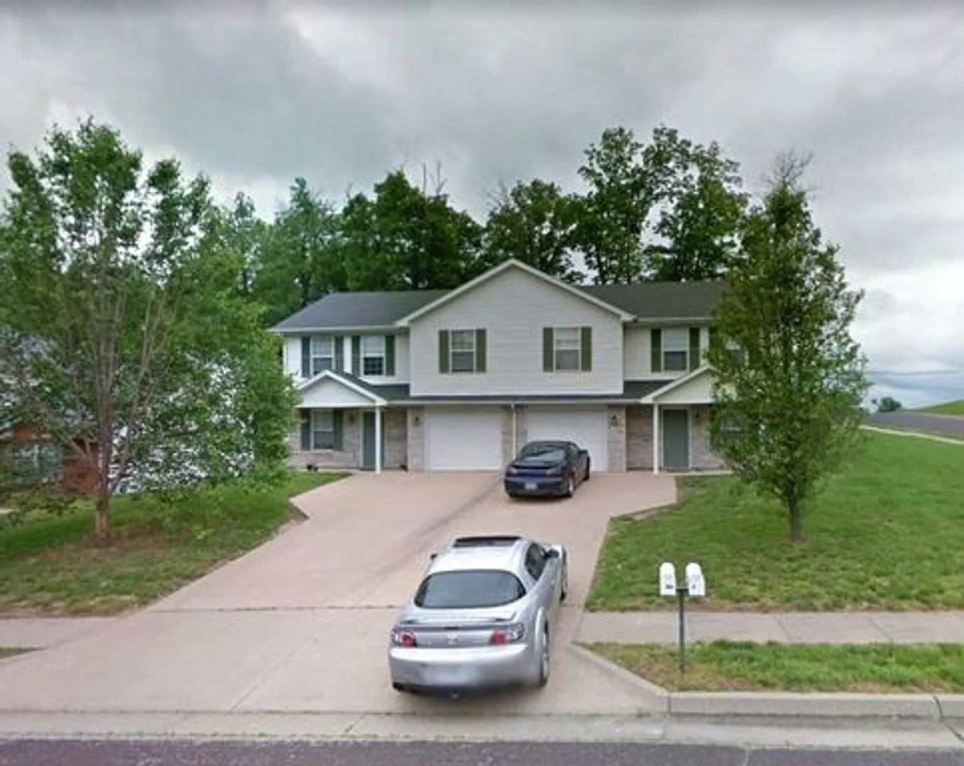 Spacious 4BR/2BA Duplex with 1 Car Garage 65201! — Photo 1