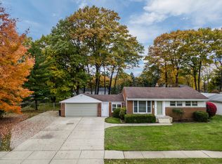 2049 Oakdale Dr, Waterford, MI 48329