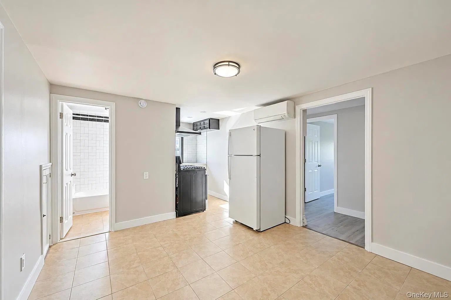 3 bed, 1.0 bath, 2000 sqft, $3,000 — Photo 2