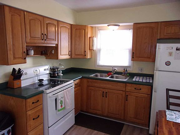 4th image of 392 W 18th St