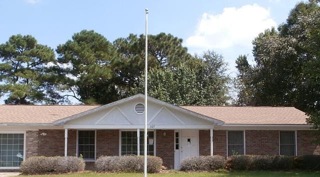 1st image of 207 General Dennis Dr