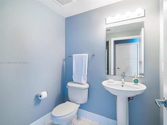 2nd image of 601 NE 36th St APT 1807