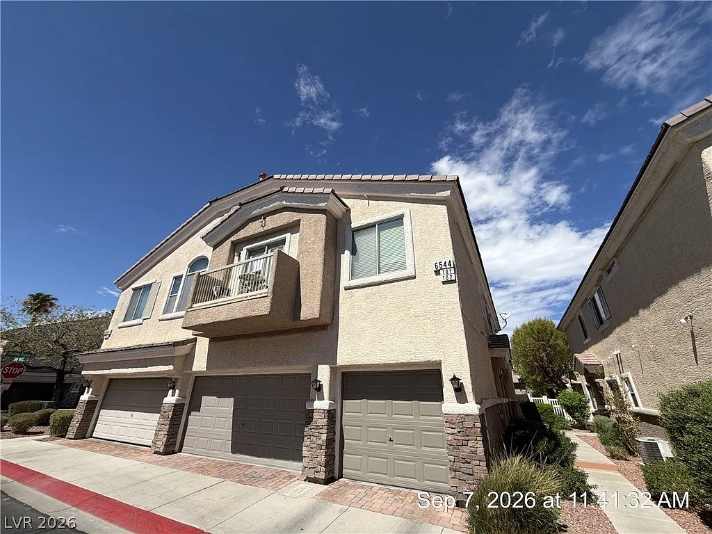 3 bed, 2.5 bath, 1423 sqft, $1,732 — Photo 1