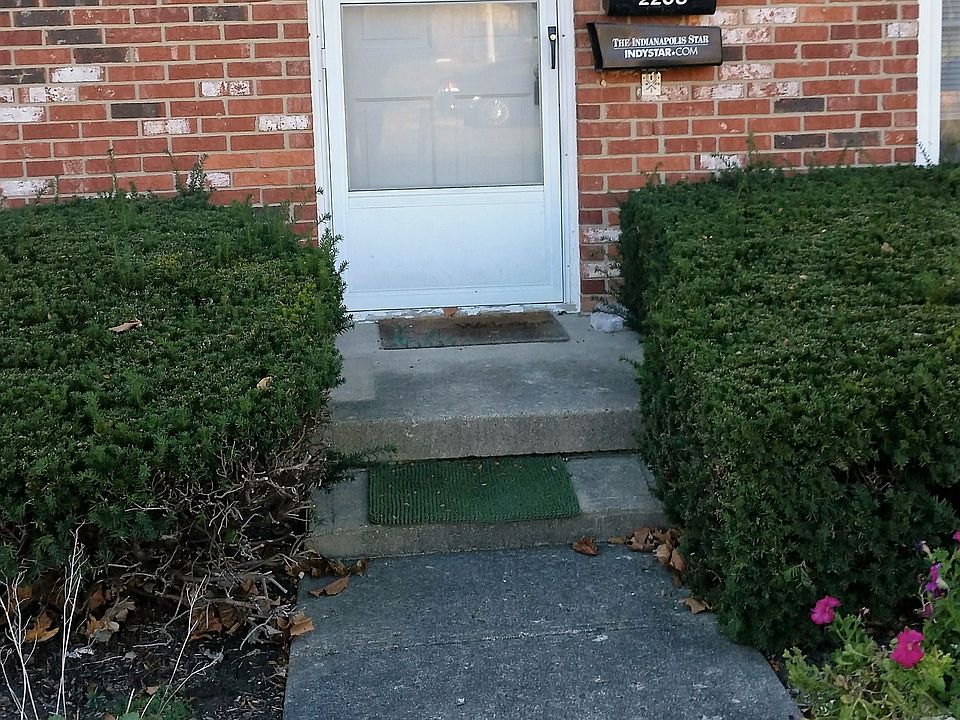 2nd image of 2208 Roselawn Dr