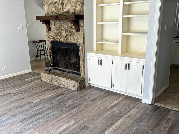 2nd image of 204 Old Oak Ln