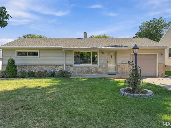 422 Barron Ln, Saint Louis, MO 63119