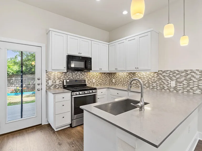 720 Pedernales St #B — Photo 6