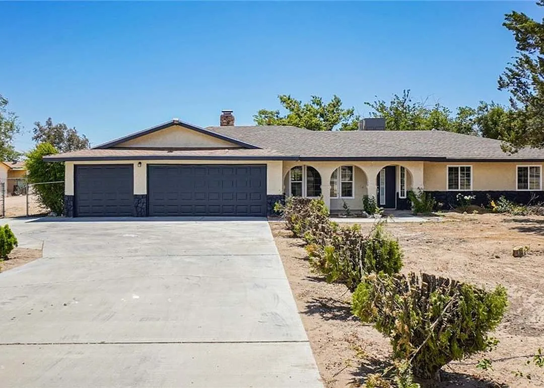 Beautiful 1 acre property coming available November 1st — Photo 1