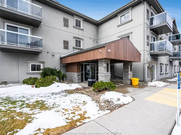 44 Robson Rd #303, Leamington, ON N8H 5E4