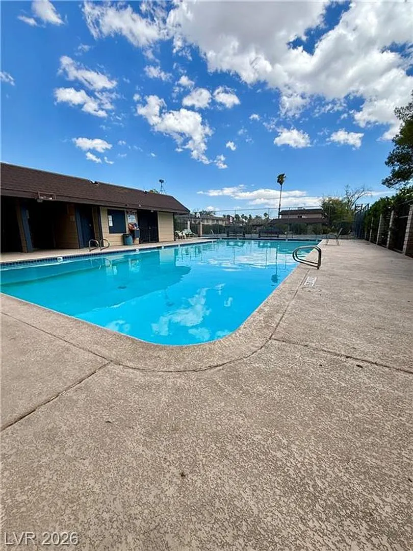 2-Bedroom Gated Townhome with Granite Kitchen & Covered Patio — Photo 4