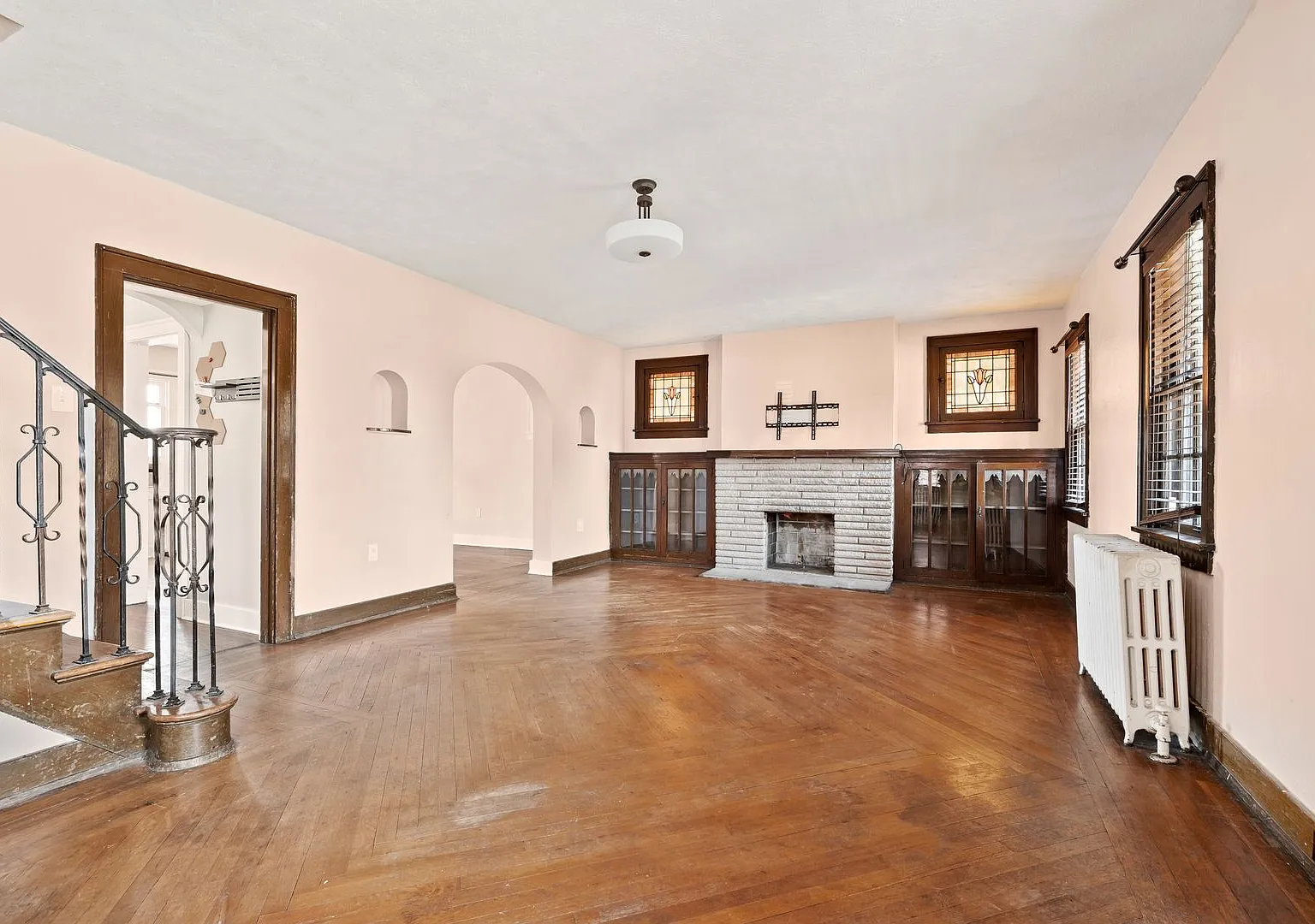 Spacious 4 Bed/2 Bath Home in Brentwood - Original Charm, Off-Street Parking - Available October! — Photo 4