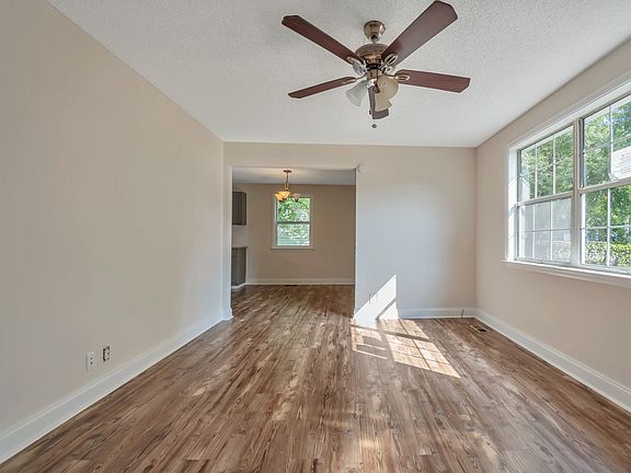 4th image of 209 Creekside Dr