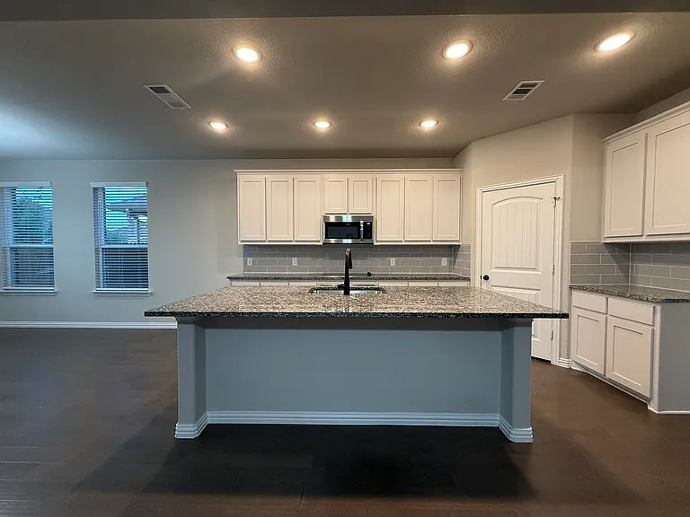1717 Victoria Dr — Photo 10