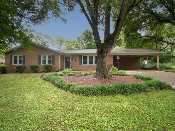 320 S Toria Dr, Statesville, NC 28625