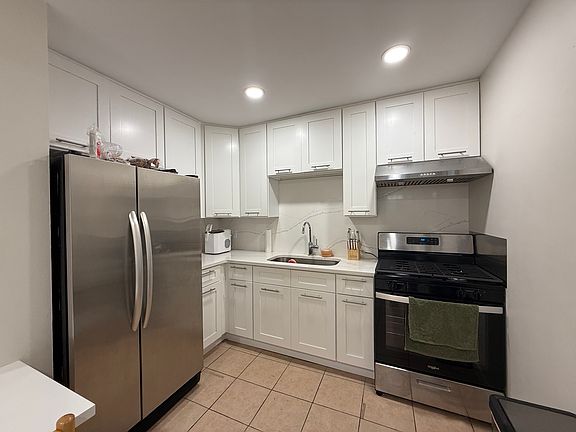4th image of 137 E Grand Ave