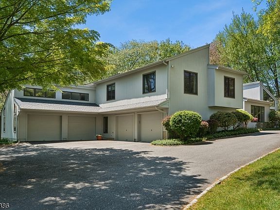 2nd image of 10 Hawthorne Ct
