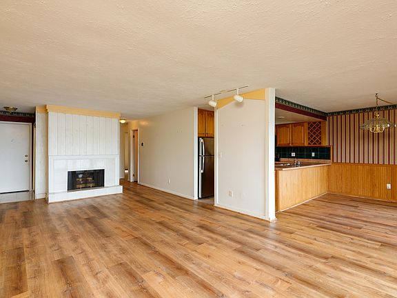 3rd image of 873 Cliffs Dr APT 105