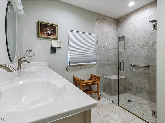 4th image of 719 Poinsettia St