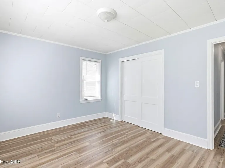 221 N Thompson St — Photo 6
