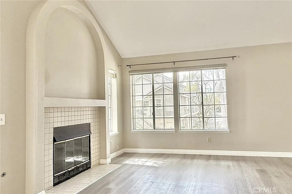 2 bed, 999 sqft, $3,200 — Photo 4