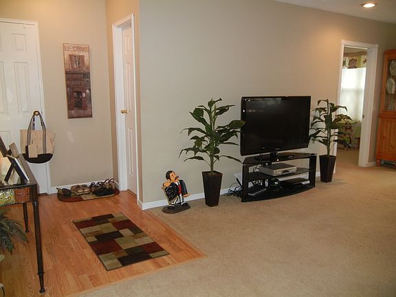 3rd image of 567 Sierra Vista Ln