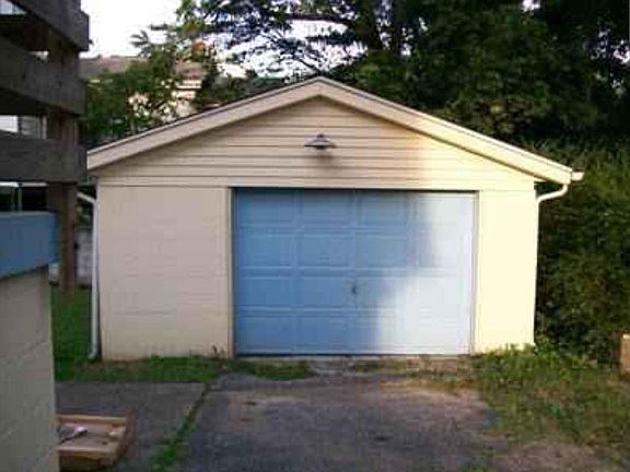 4th image of 207 Logan St