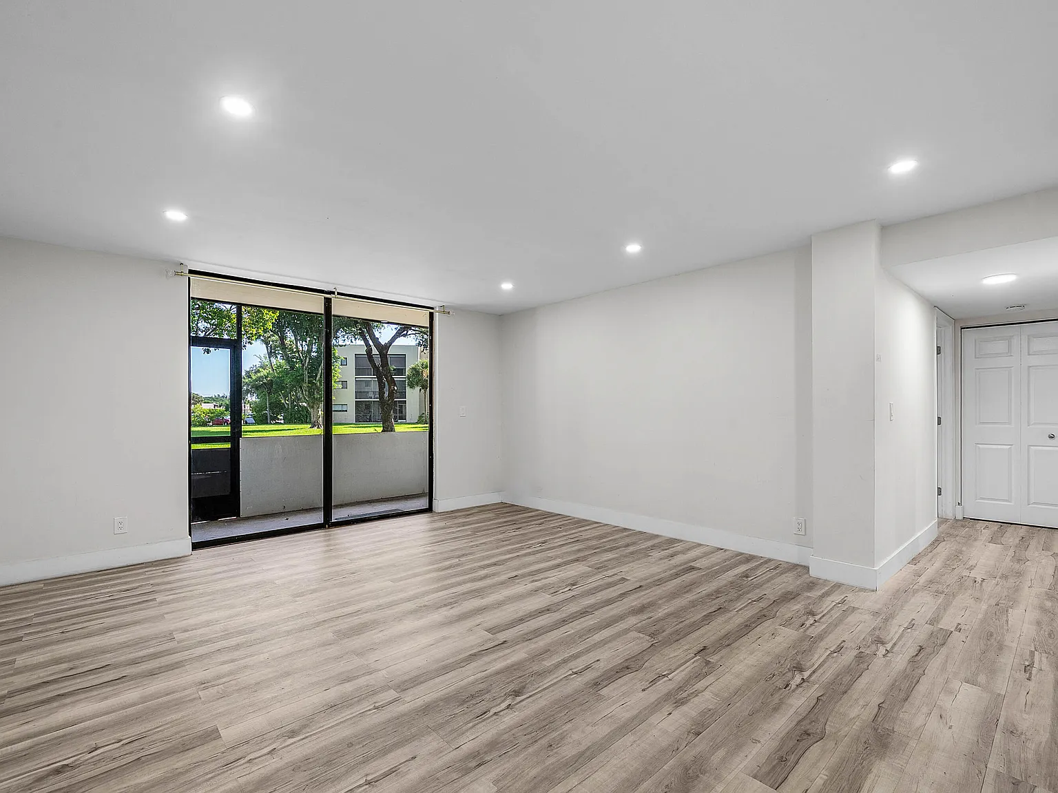 2 bed, 2.0 bath, 930 sqft, $2,400 — Photo 4