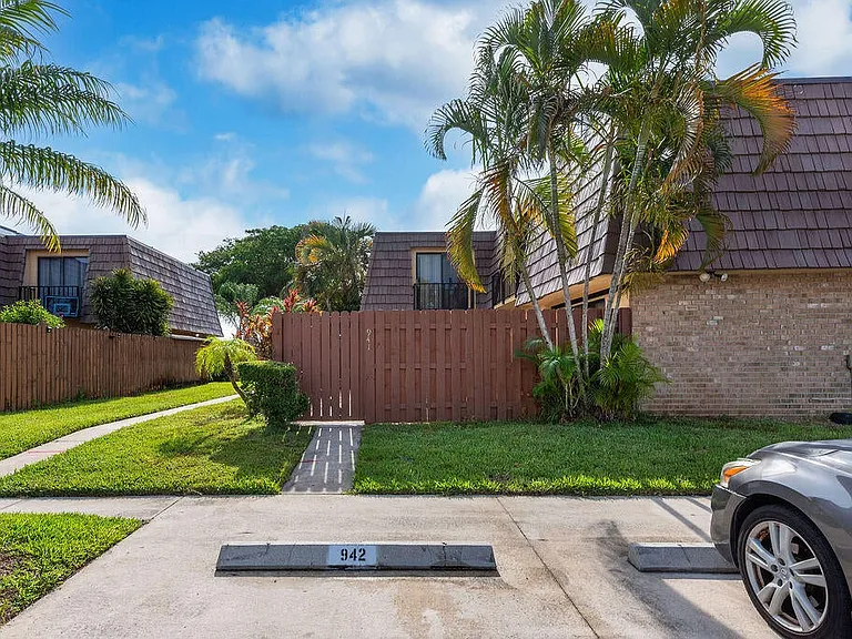 941 Springdale Cir — Photo 4