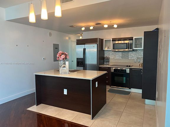 3rd image of 1900 N Bayshore Dr APT 2510