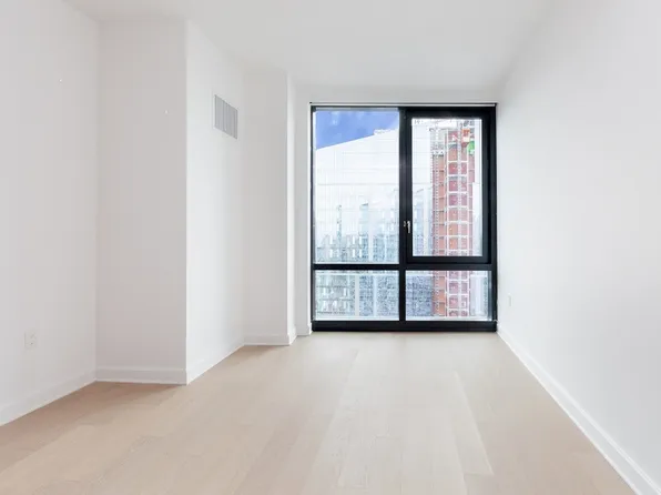 21 West End Avenue 4106 image 3 of 32