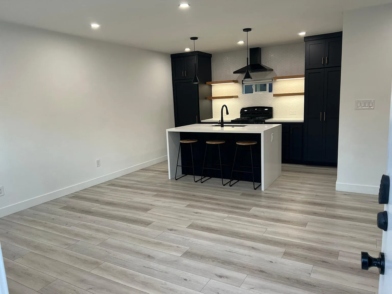 766 N Grape St — Photo 4