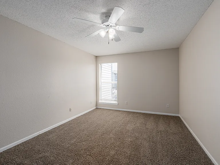 Falcon Point Apartments — Photo 29