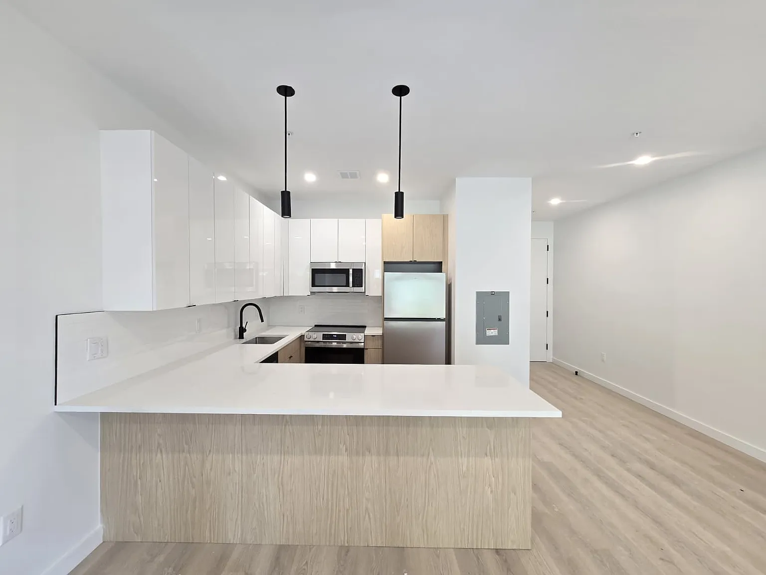 2 bed, 909 sqft, $2,950 — Photo 1