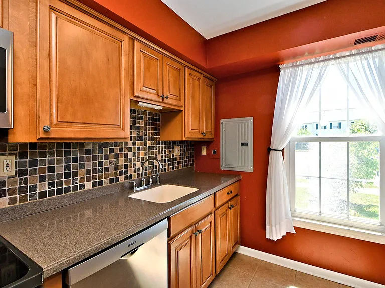 615 Piedmont Ct — Photo 13